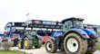 Traktory v rámci protestu zemědělců před stadionem Sparty