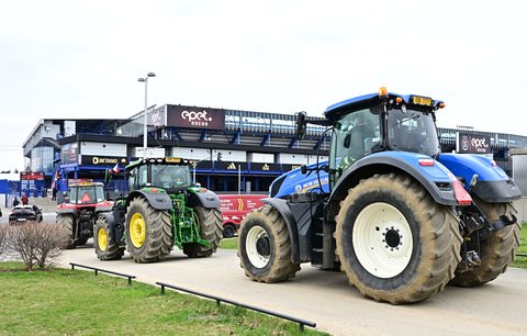 Traktory v rámci protestu zemědělců před stadionem Sparty