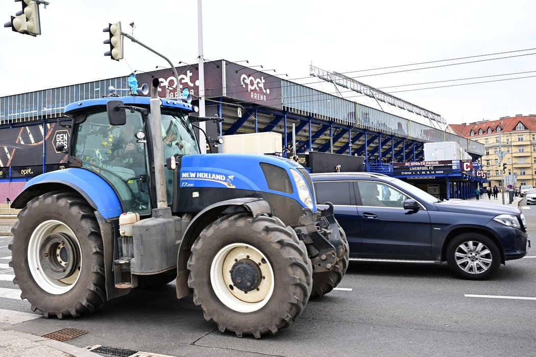 Traktory v rámci protestu zemědělců před stadionem Sparty