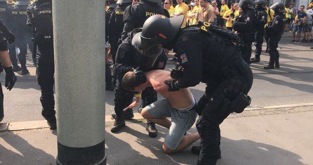 Fotbaloví fanoušci z Opavy dorazili do Prahy. Při pochodu na Letnou zasahovala policie