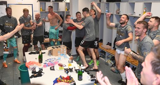Mistrovská radost přímo z kabiny Sparty na stadionu Slovácka Mistrovská radost přímo z kabiny Sparty na stadionu Slovácka