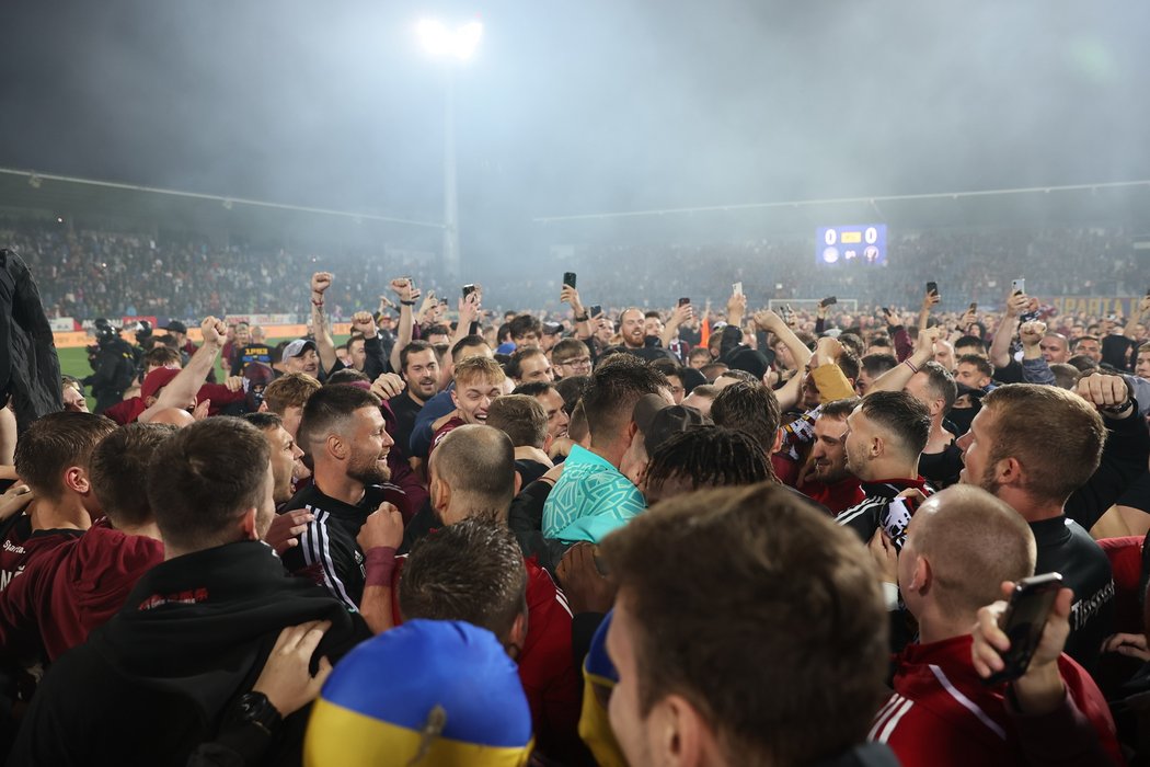Fanoušci Sparty obklopili hráče mistrovského týmu hned po konci utkání na Slovácku