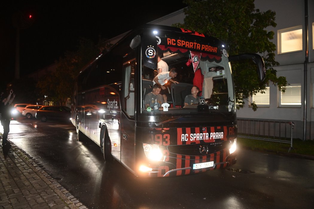 Autobus Sparty na cestě zpátky do Prahy
