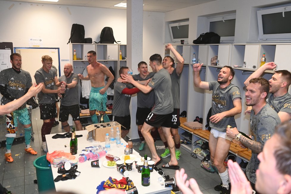 Mistrovská radost přímo z kabiny Sparty na stadionu Slovácka