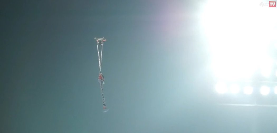 Nad plzeňským stadionem létal během souboje domácí Viktorie se Spartou dron s vlajkou Baníku