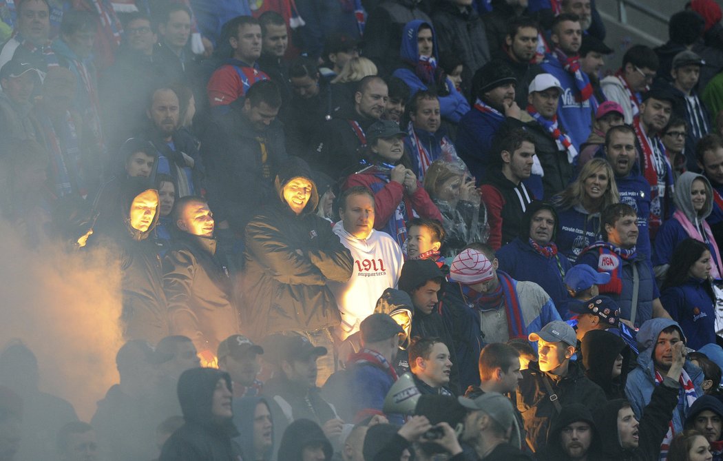 Také během pohárového finále svítila v hledišti pyrotechnika