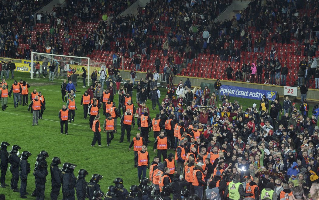 Fanoušci se přes snahu pořadatelů na hřiště v Edenu po konci finále poháru dostali