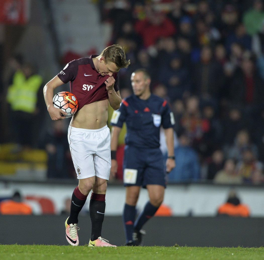 Bořek Dočkal se chystá na zahrávání penalty proti Plzni