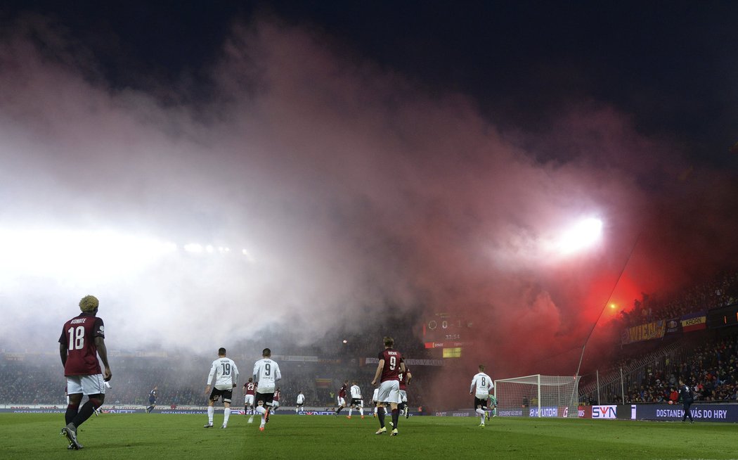 Pyrotechnika ze sparťanského kotle zahalila stadion do mlhy