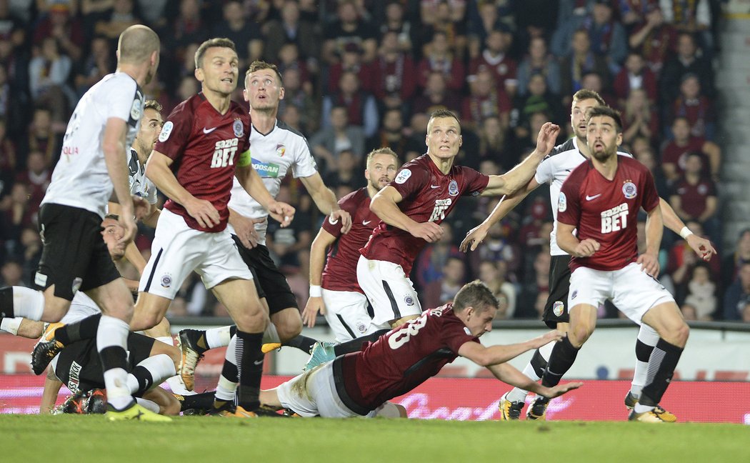 Tlačenice v pokutovém území při zápase Sparta - Plzeň