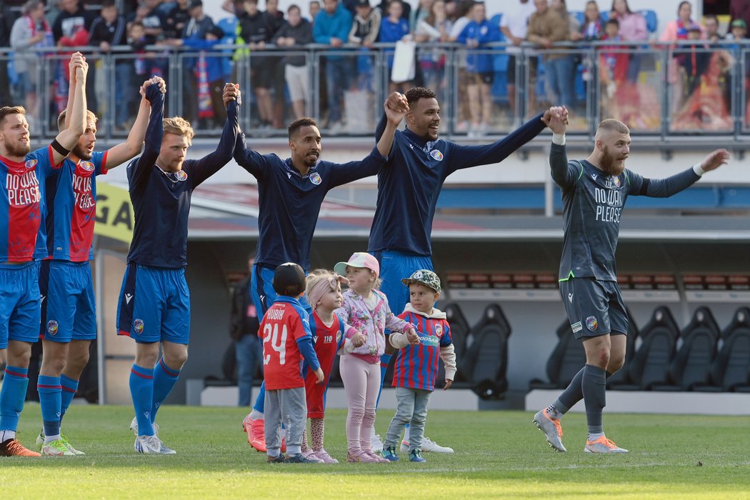 Radost plzeňských fotbalistů po vítězství nad Spartou