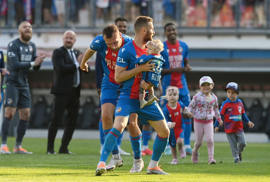 Radost plzeňských fotbalistů po vítězství nad Spartou