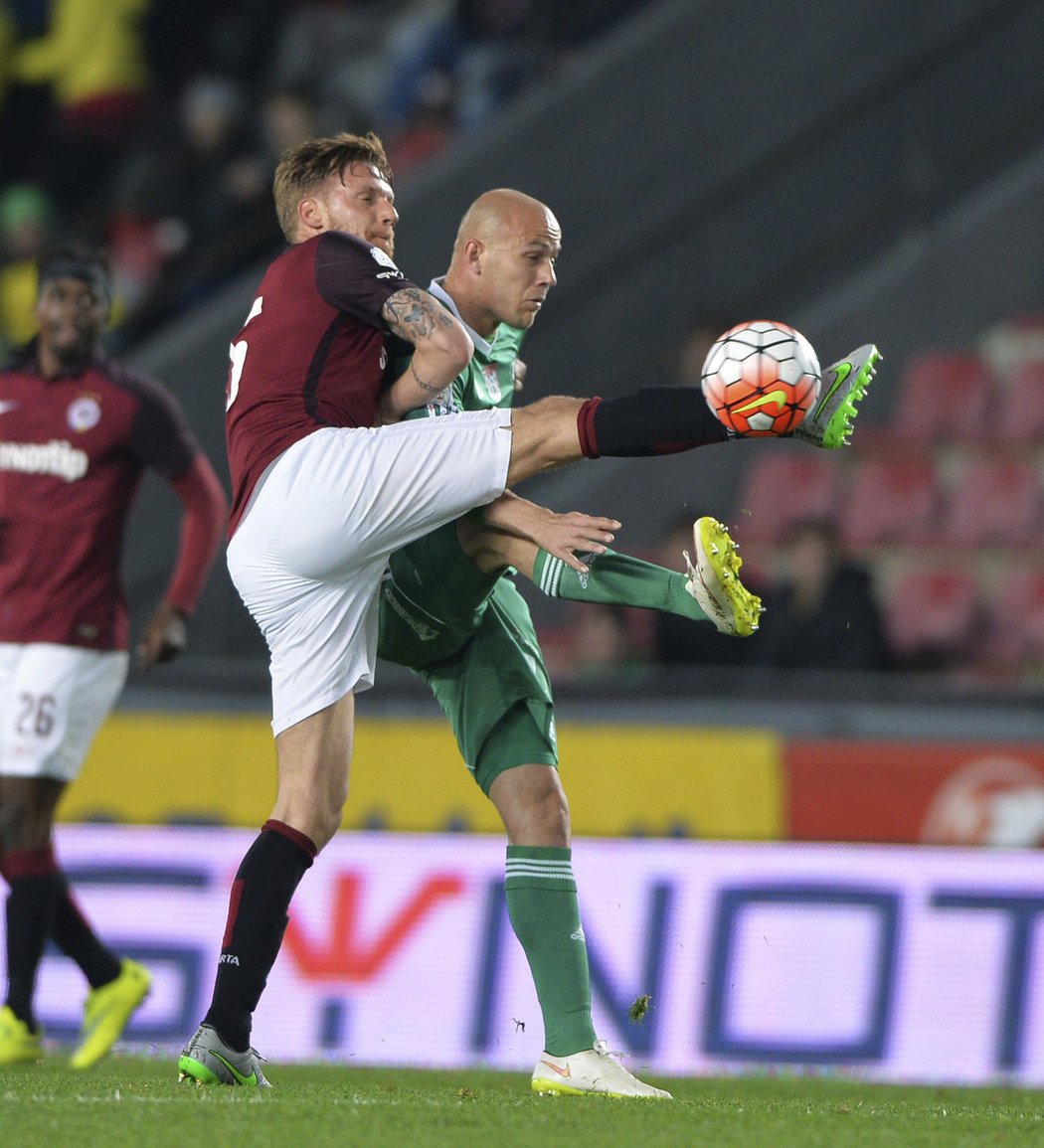 Obránce Sparty Radoslav Kováč brání příbramského útočníka Romana Bednáře