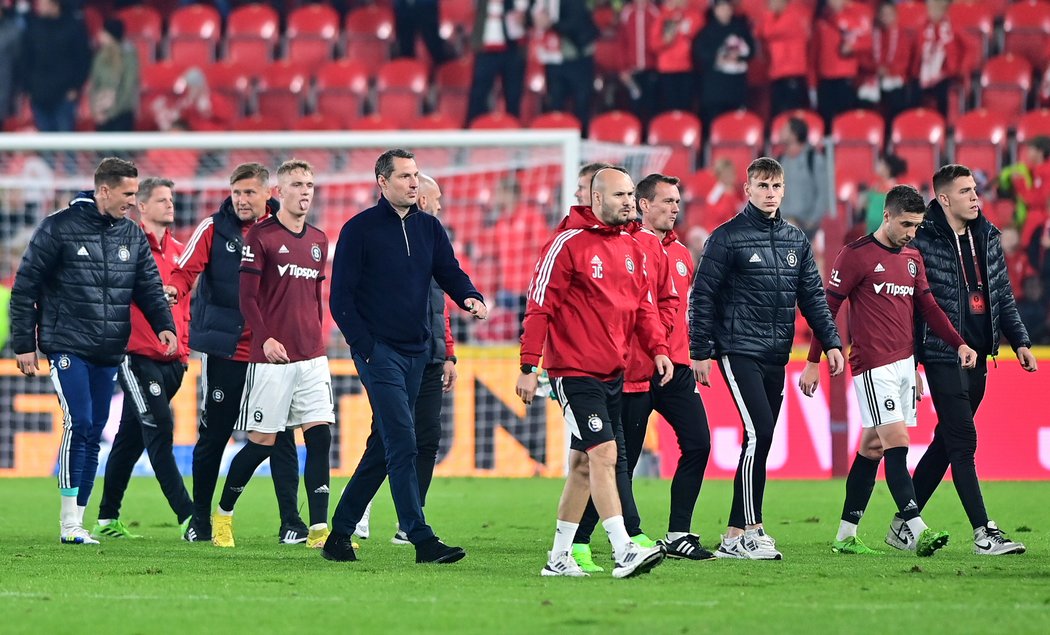 Odchod fotbalistů Sparty s trenérem Brianem Priskem po nevydařeném derby