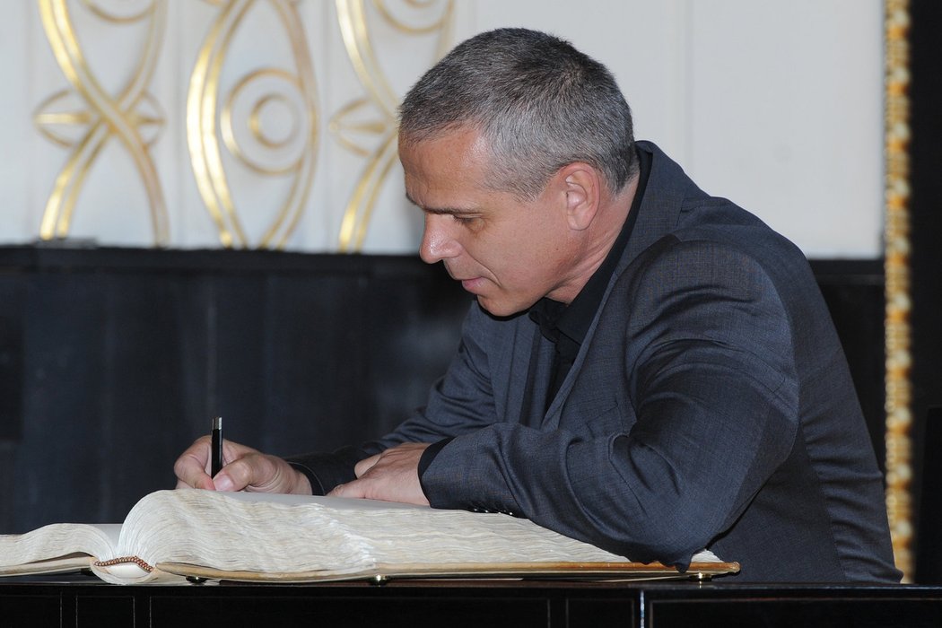 Do pamětní knihy se na pražské radnici zapsal také trenér Sparty Vítězslav Lavička