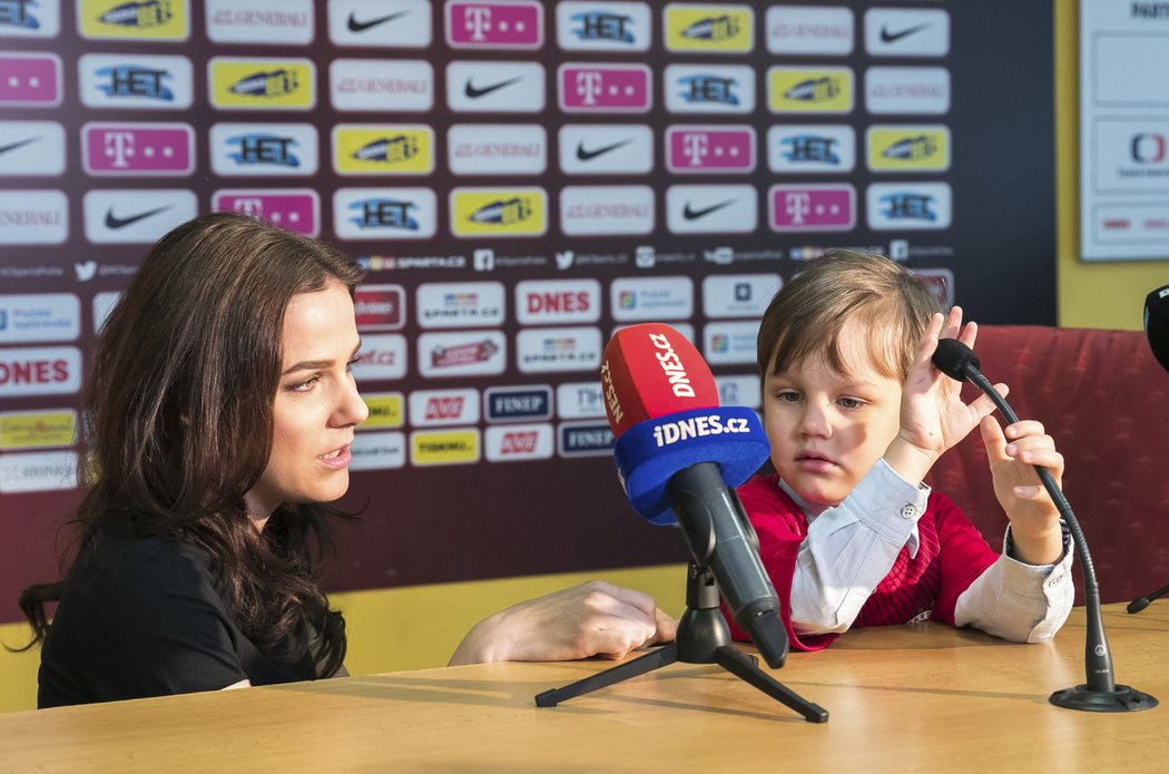 A je po všem, táta už profi fotbal hrát nebude.