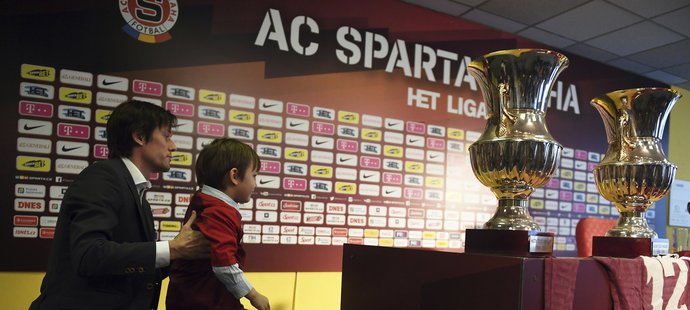 Tomáš Rosický se svým synem poté, co oznámil konec kariéry