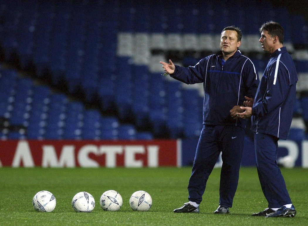 Se Spartou zažil i zápasy v Lize mistrů. Jaroslav Šilhavý s trenérem Jiřím Kotrbou na stadionu Chelsea.