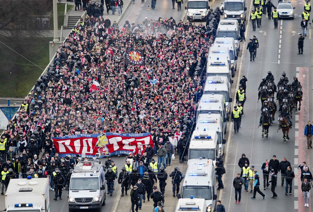 Pochod fanoušků Slavie byl pod bedlivým policejním dohledem