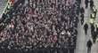 Několik stovek fanoušků Slavie při pochodu na stadion Sparty