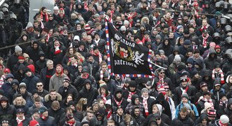 Co se dělo před derby: Slavia vyrazila na pochod, na Spartě odklidili sníh