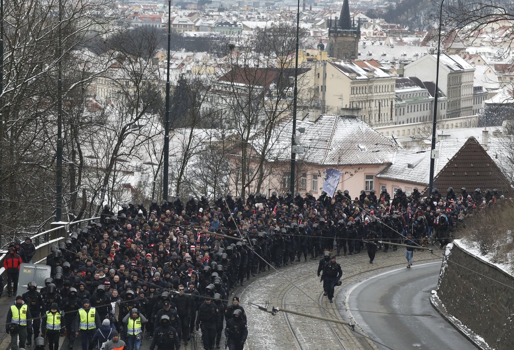 Průvod fanoušků Slavie před derby na Spartě