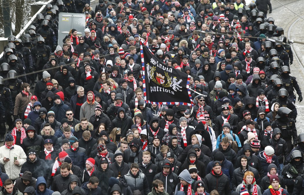 Průvod fanoušků Slavie před derby na Spartě