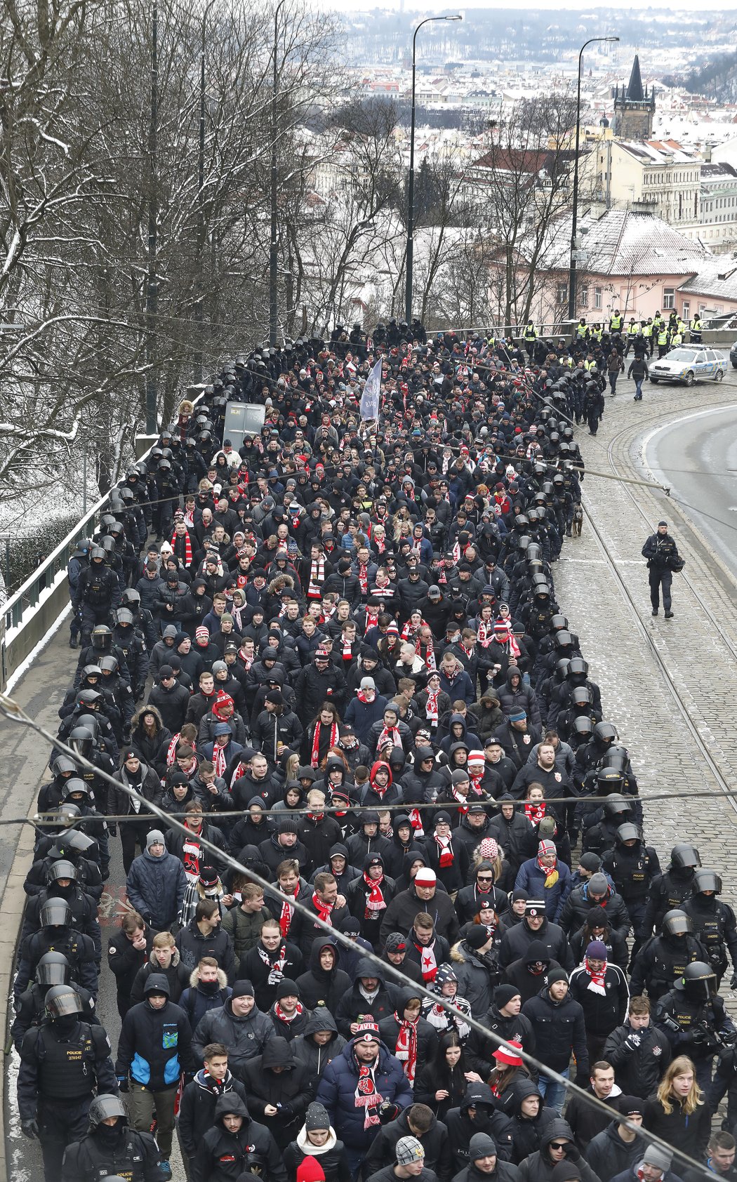 Průvod fanoušků Slavie před derby na Spartě