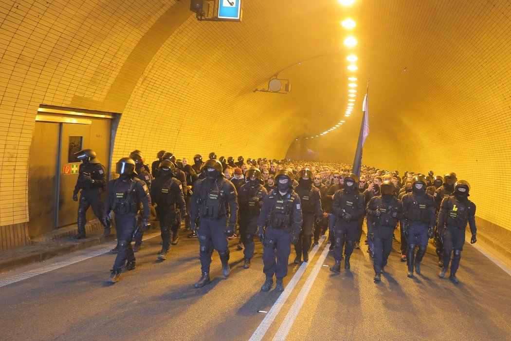 Fanoušci Slavie za policejního doprovodu v tunelu cestou na Letnou