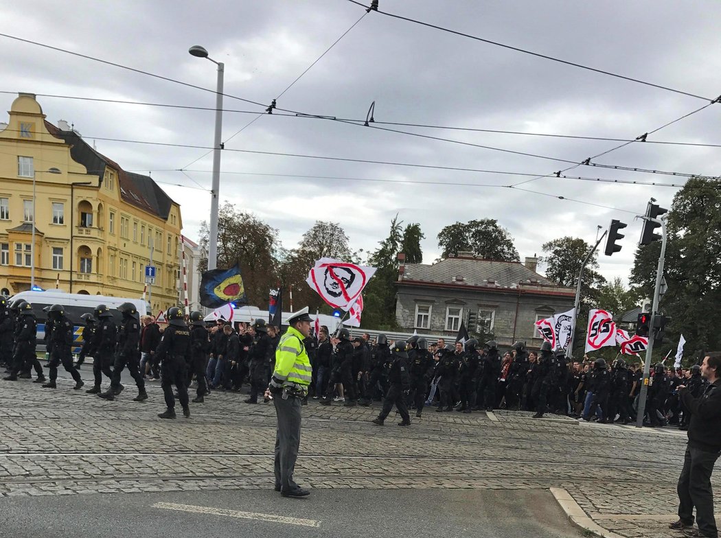 Fanoušci Sparty při pochodu před derby se Slavií