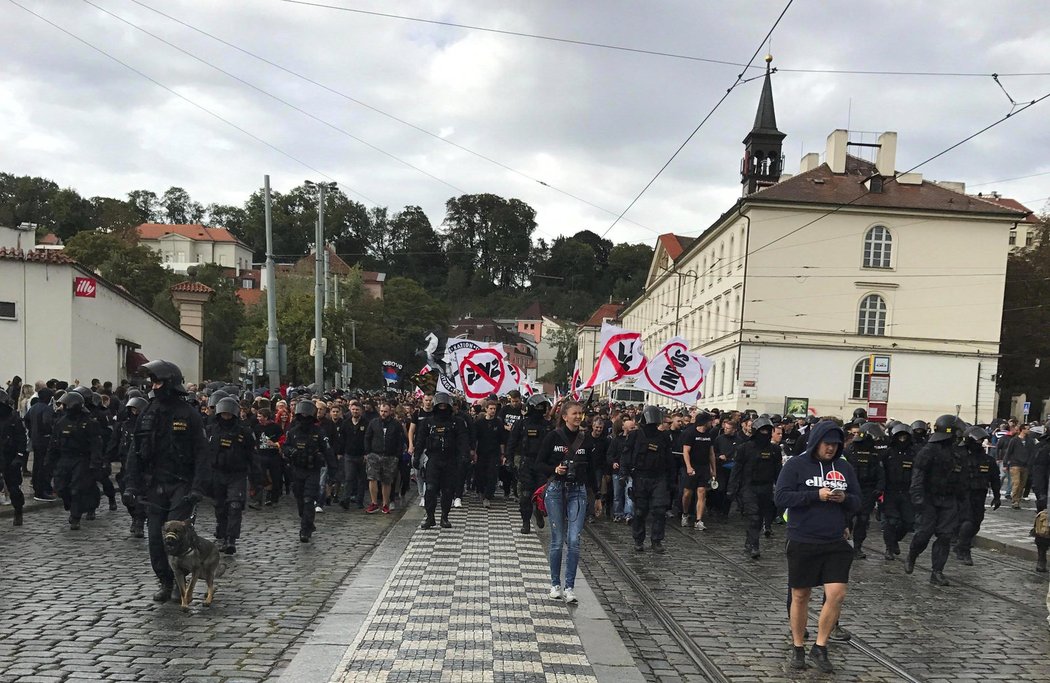 Fanoušci Sparty při pochodu na derby zaujali v centru Prahy také turisty