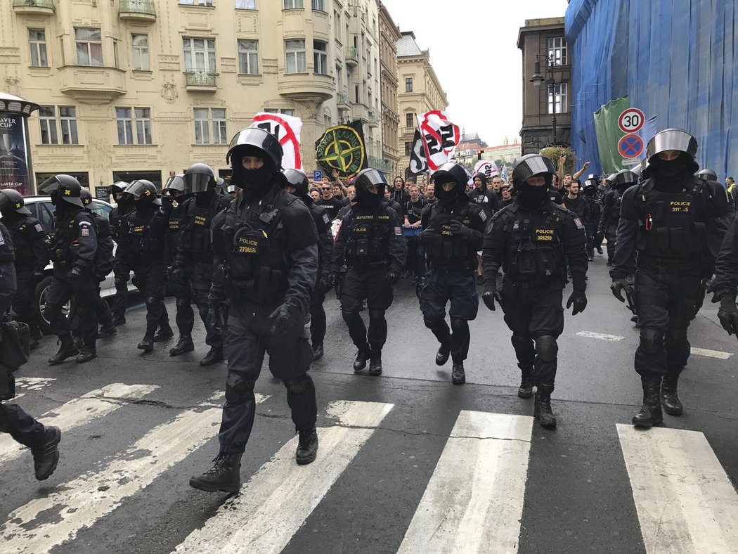 Fanoušci Sparty při pochodu v centru Prahy