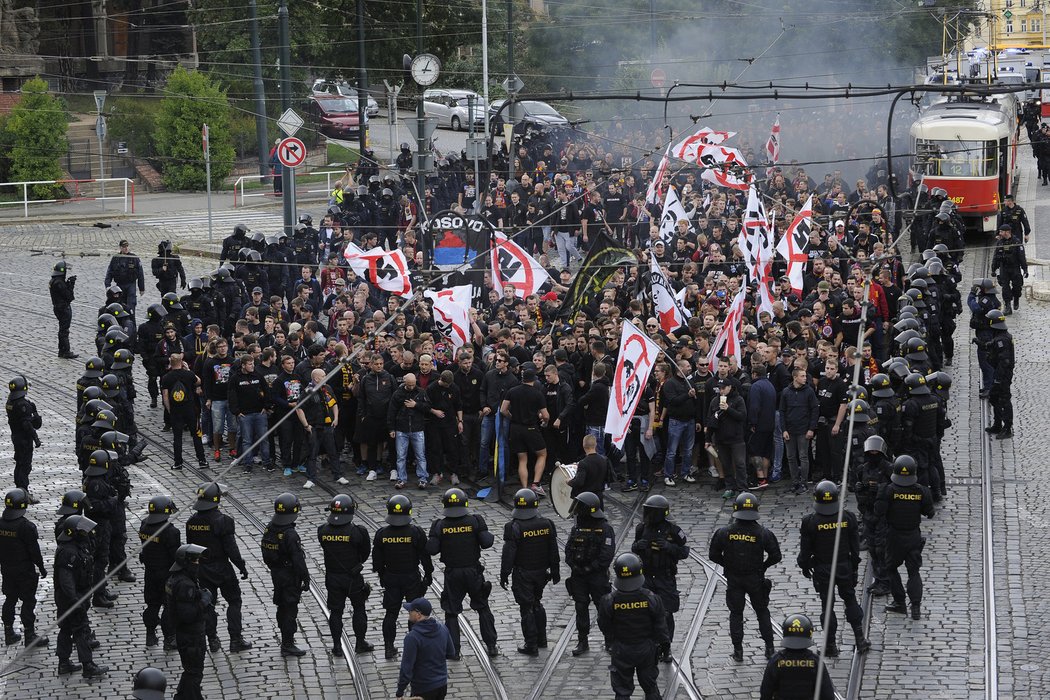 Fanoušci Sparty při pochodu ke stadionu Slavie před derby