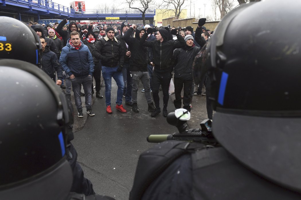 Fanoušci Slavie u stadionu Sparty