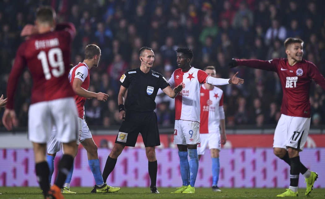 Rozhodčí Petr Ardeleanu při derby Sparty se Slavií řešil několik vypjatých situací