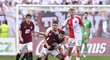 Lukáš Vácha ze Sparty brání míč před útočníkem Slavie Milanem Škodou