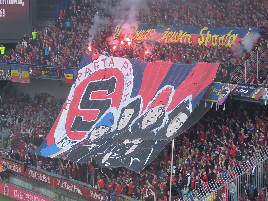 Transparent fanoušků Sparty při derby se Slavií