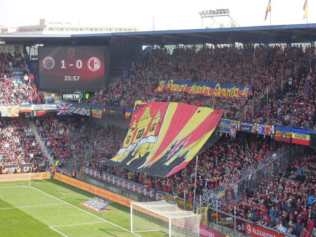Fanoušci Sparty oslavili gól do sítě Slavie rozměrným transparentem