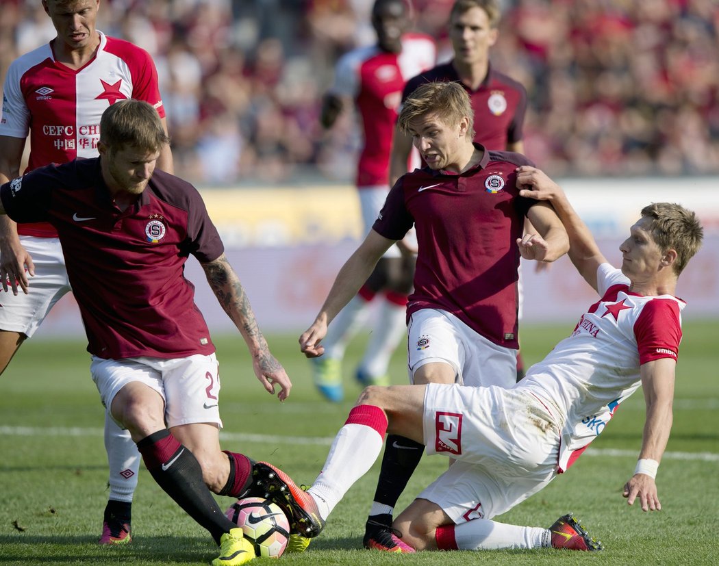 Z derby musel útočník Slavie Milan Škoda odstoupit kvůli zdravotním problémům už v první půli