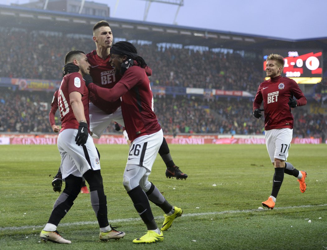 Radost fotbalistů Sparty po gólu v derby proti Slavii