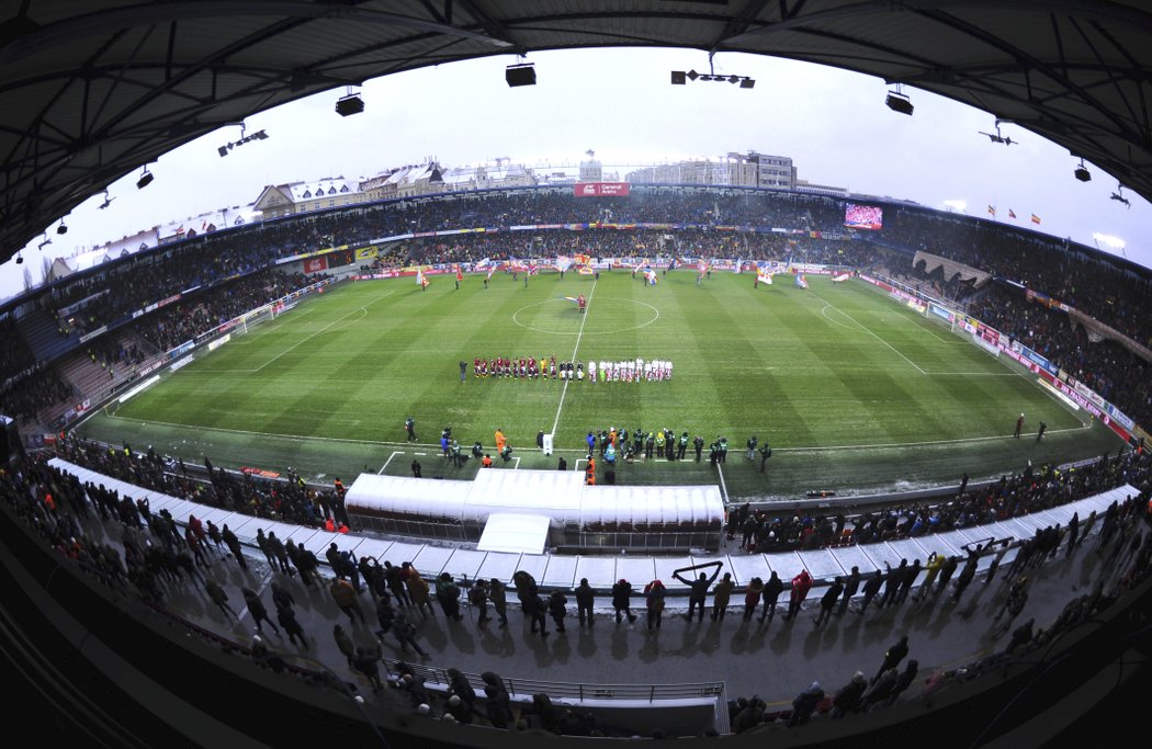 Zaplněný stadion na Letné při derby Sparta - Slavia