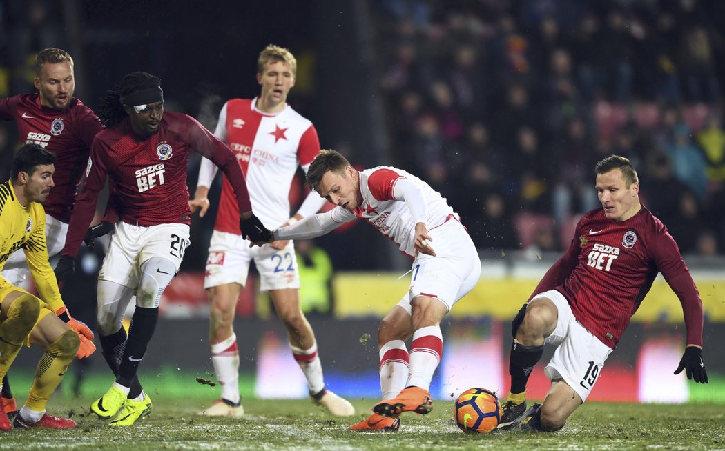 Klíčový moment ze závěru derby. Útočník Slavie Stanislav Tecl padá, sudí se zpožděním s pomocí videa nařídil penaltu.