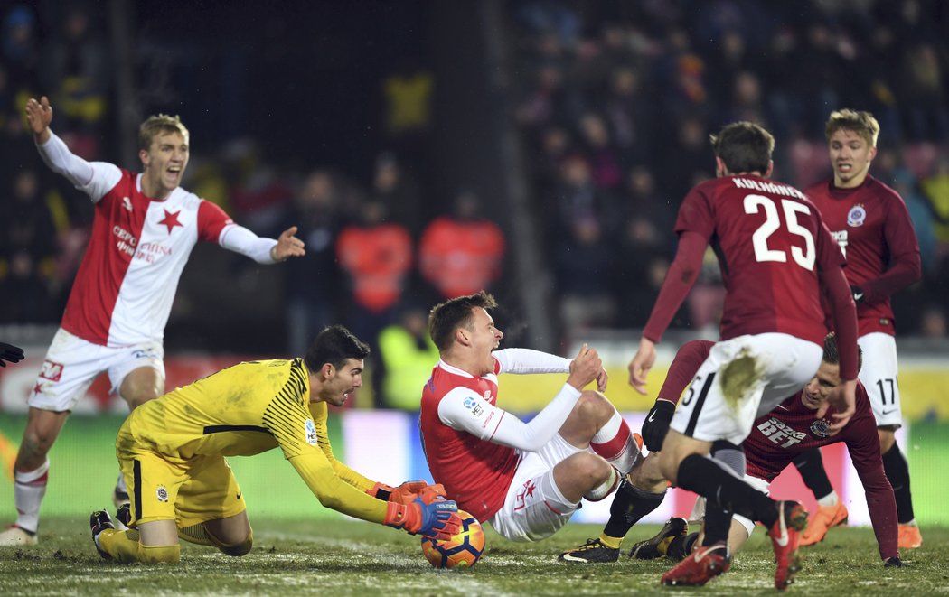 Stanislav Tecl upadl, slávisté žádali penaltu a dočkali se jí...