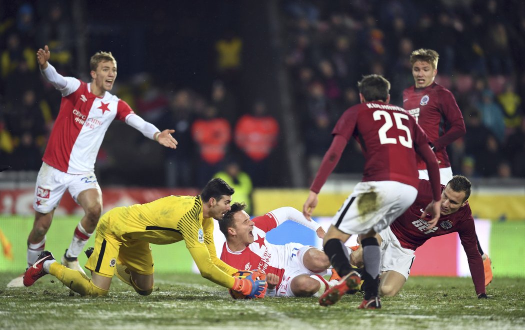 Klíčový moment ze závěru derby. Útočník Slavie Stanislav Tecl padá, sudí se zpožděním s pomocí videa nařídil penaltu.