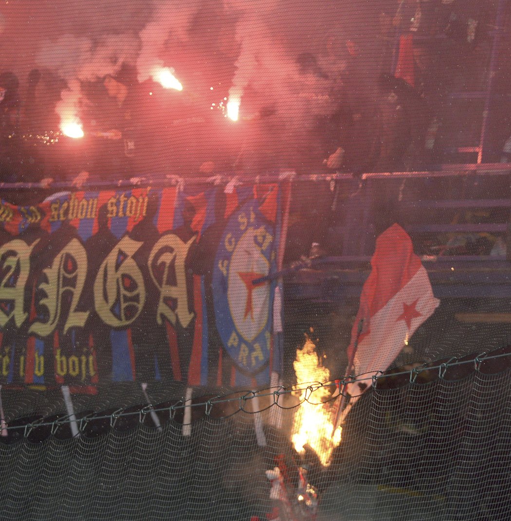 Pyrotechnika v kotli Sparty, hořela i vlajka Slavie