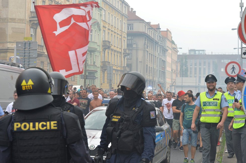 Prahou prošli srbští fotbaloví chuligáni. Dohlíželi na ně stovky policistů i vrtulník.