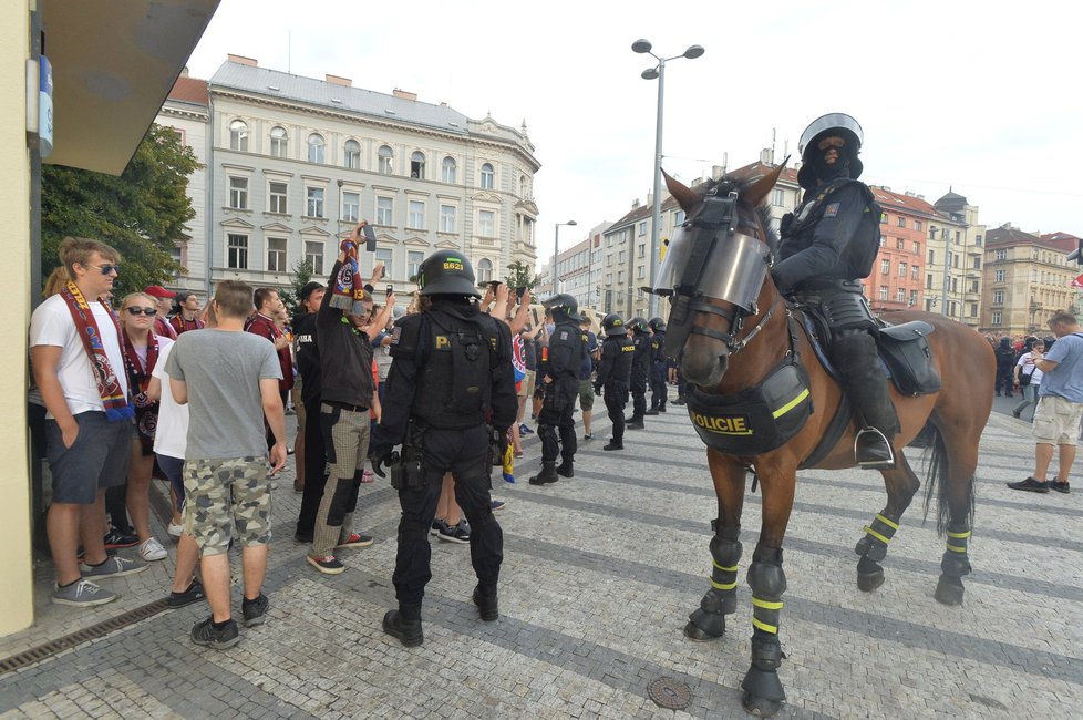 Prahou prošli srbští fotbaloví chuligáni. Dohlíželi na ně stovky policistů i vrtulník.