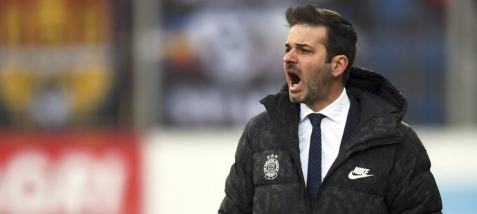 Trenér Sparty Andrea Stramaccioni při zápase na Slovácku