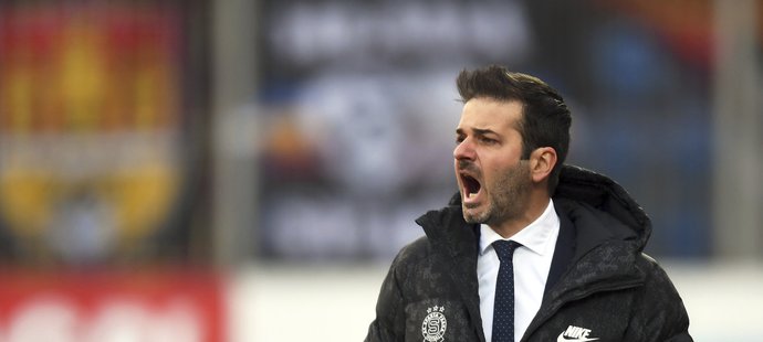 Trenér Sparty Andrea Stramaccioni při zápase na Slovácku