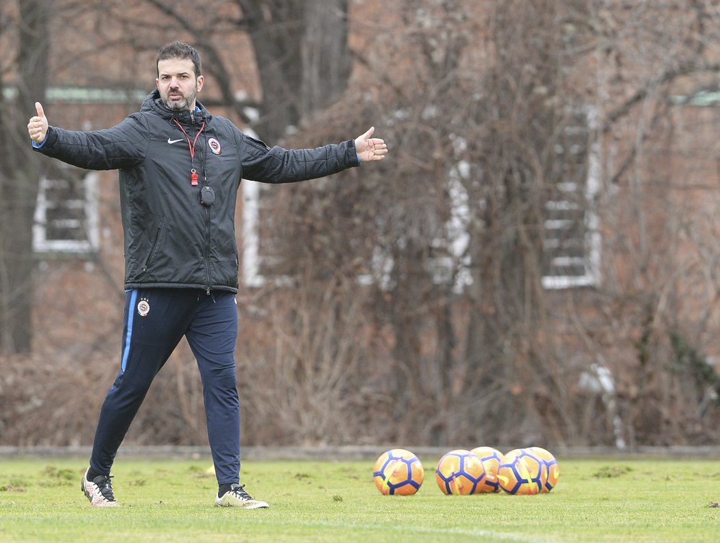 Na nové angažmá Andrea Stramaccioni po konci ve Spartě stále čeká